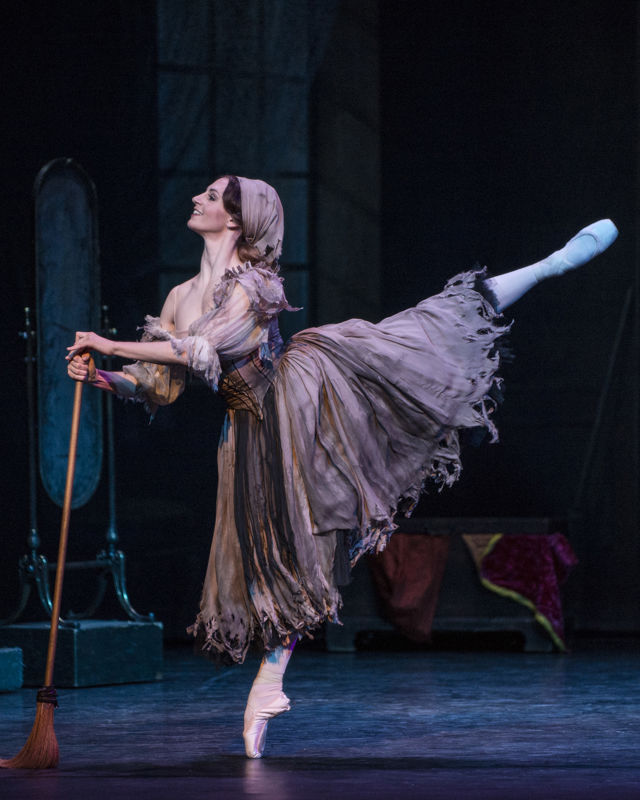 Ballettdanser Melissa Hough i Askepottkostyme, på tåspiss
