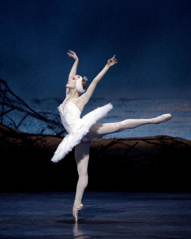 danser i hvit tutu, på tåspiss