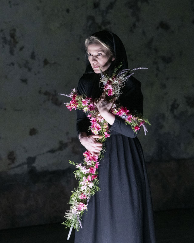 Nonne bærer kors dekket med blomster