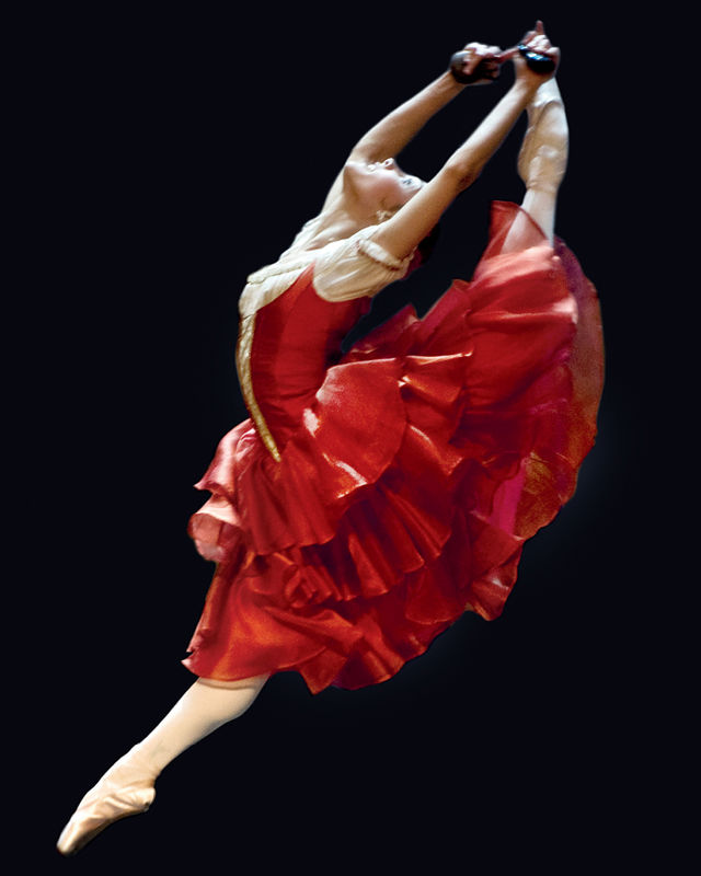 danser i rød kjole