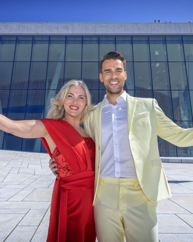 Sommerkledd par foran Operaen i Oslo