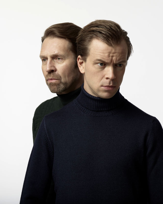 Portrett av to menn som står tett sammen