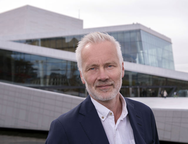 Portrett av administrerende direktør Geir Berkastet foran Operaen i Bjørvika